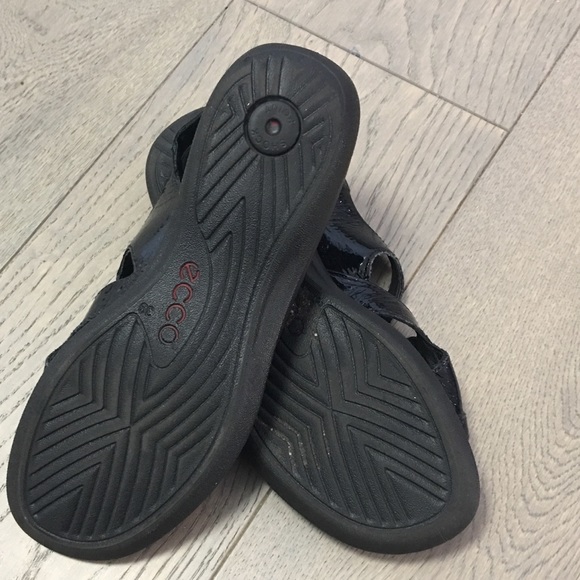 ECCO Breeze Black Patent Leather Sandals - Picture 5 of 5